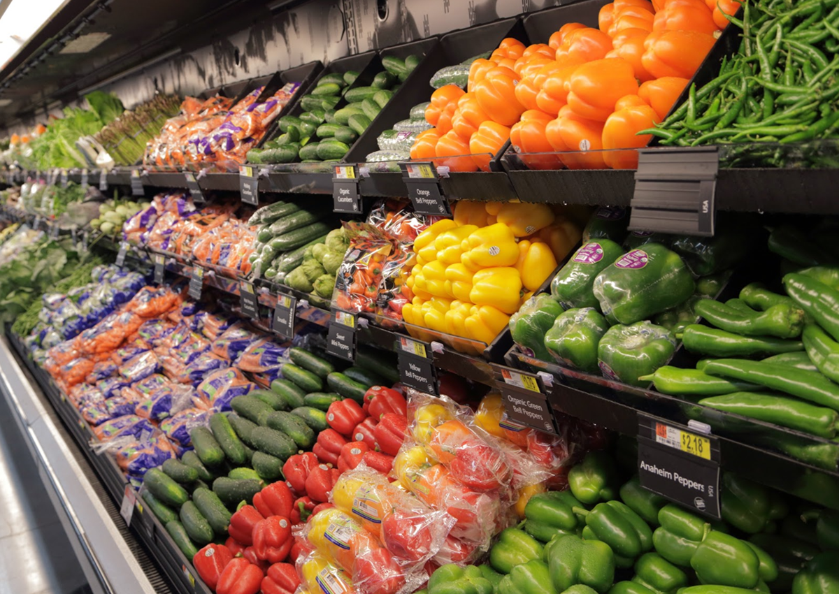 Một quầy rau củ trong siêu thị